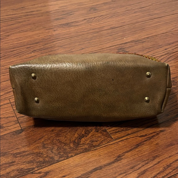 Vintage woven bag with metal clasp. Straps are not real leather, super cute bag! - Picture 4 of 8